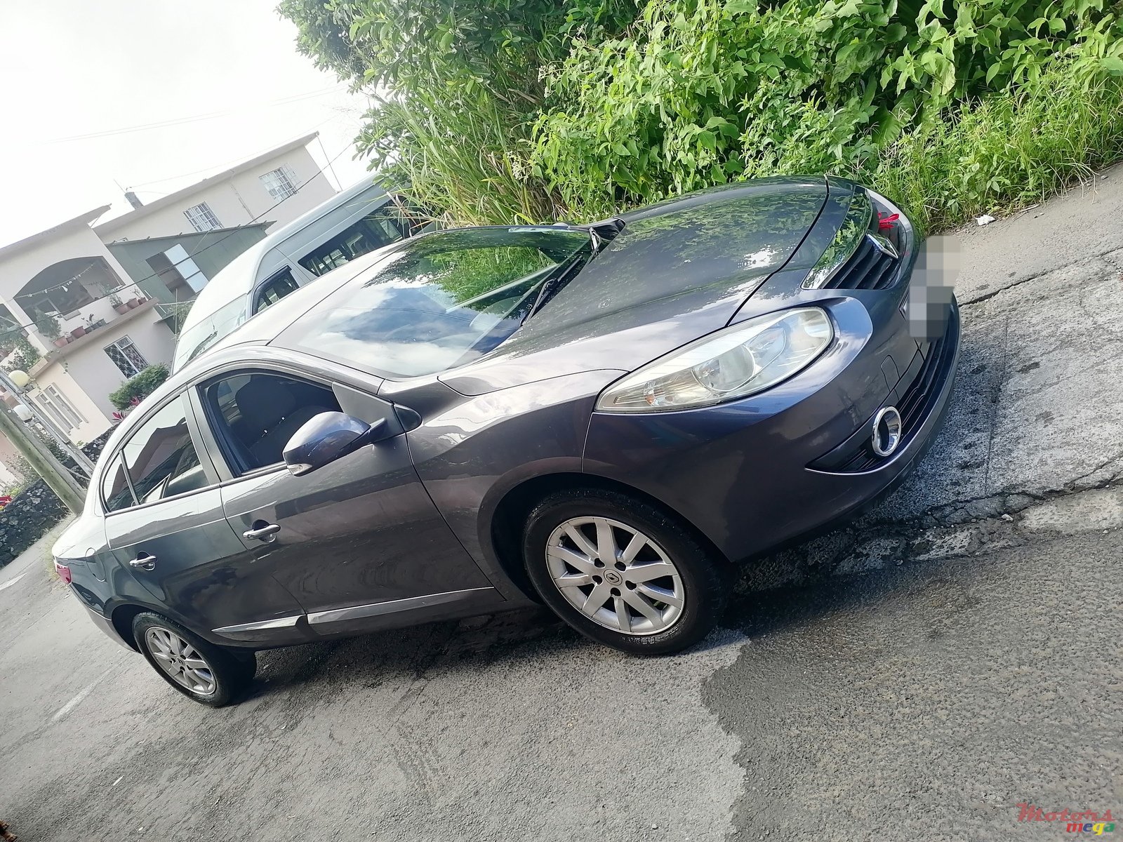 2011' Renault Fluence photo #1