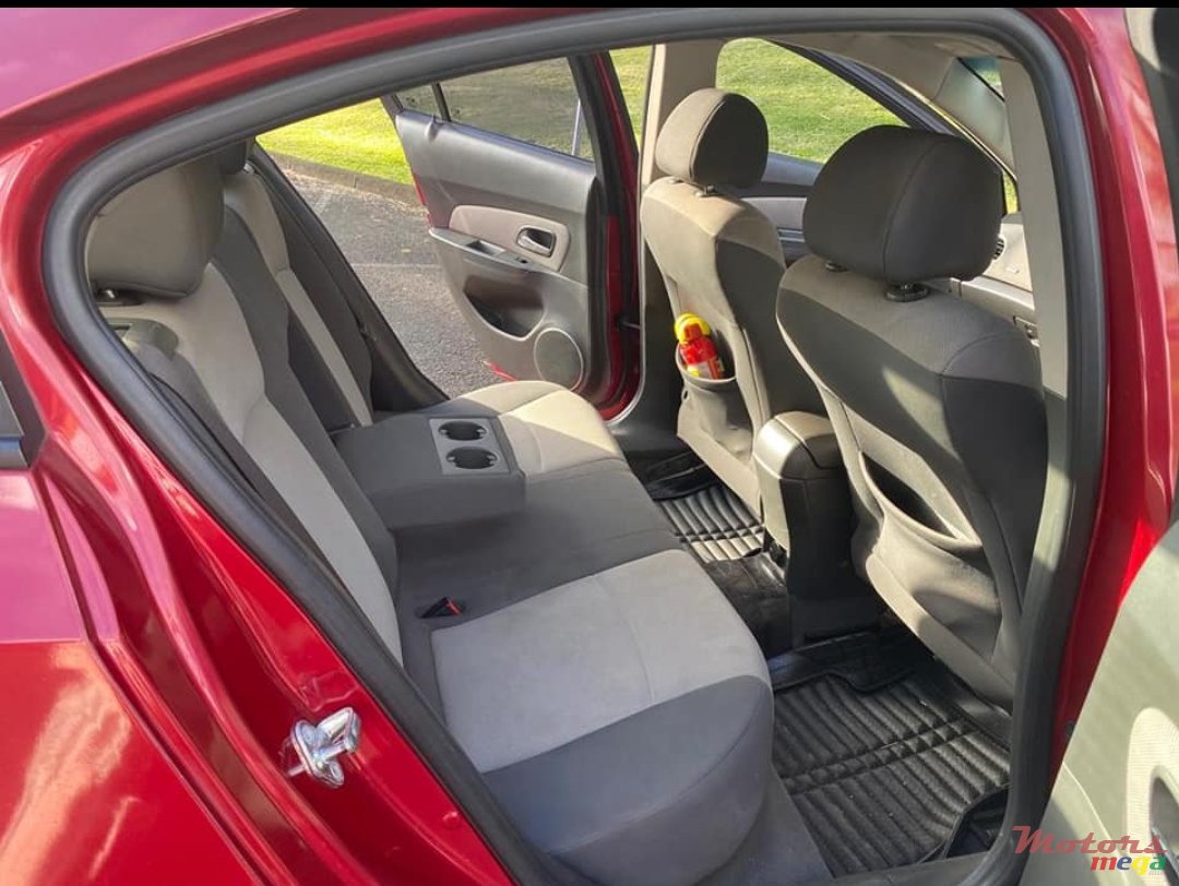 2010' Chevrolet Cruze photo #4