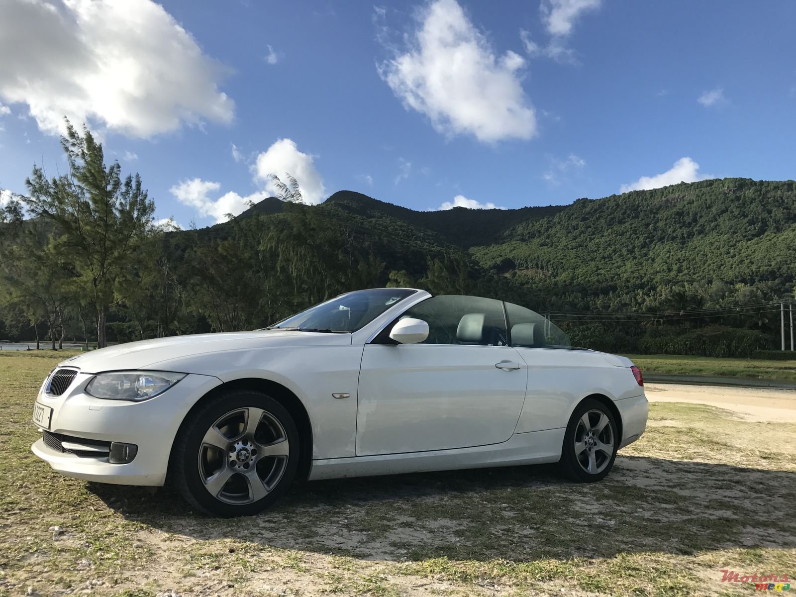 2013' BMW 3 Series Convertible photo #1