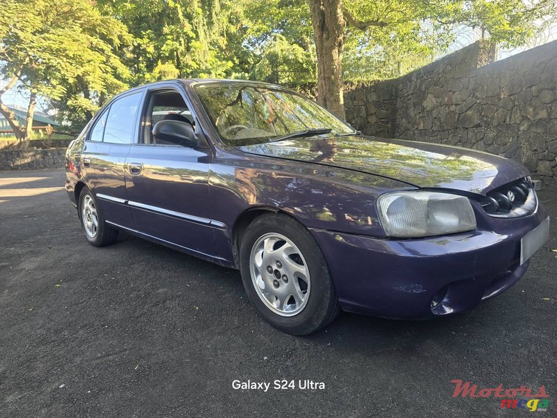 2000' Hyundai Accent photo #2