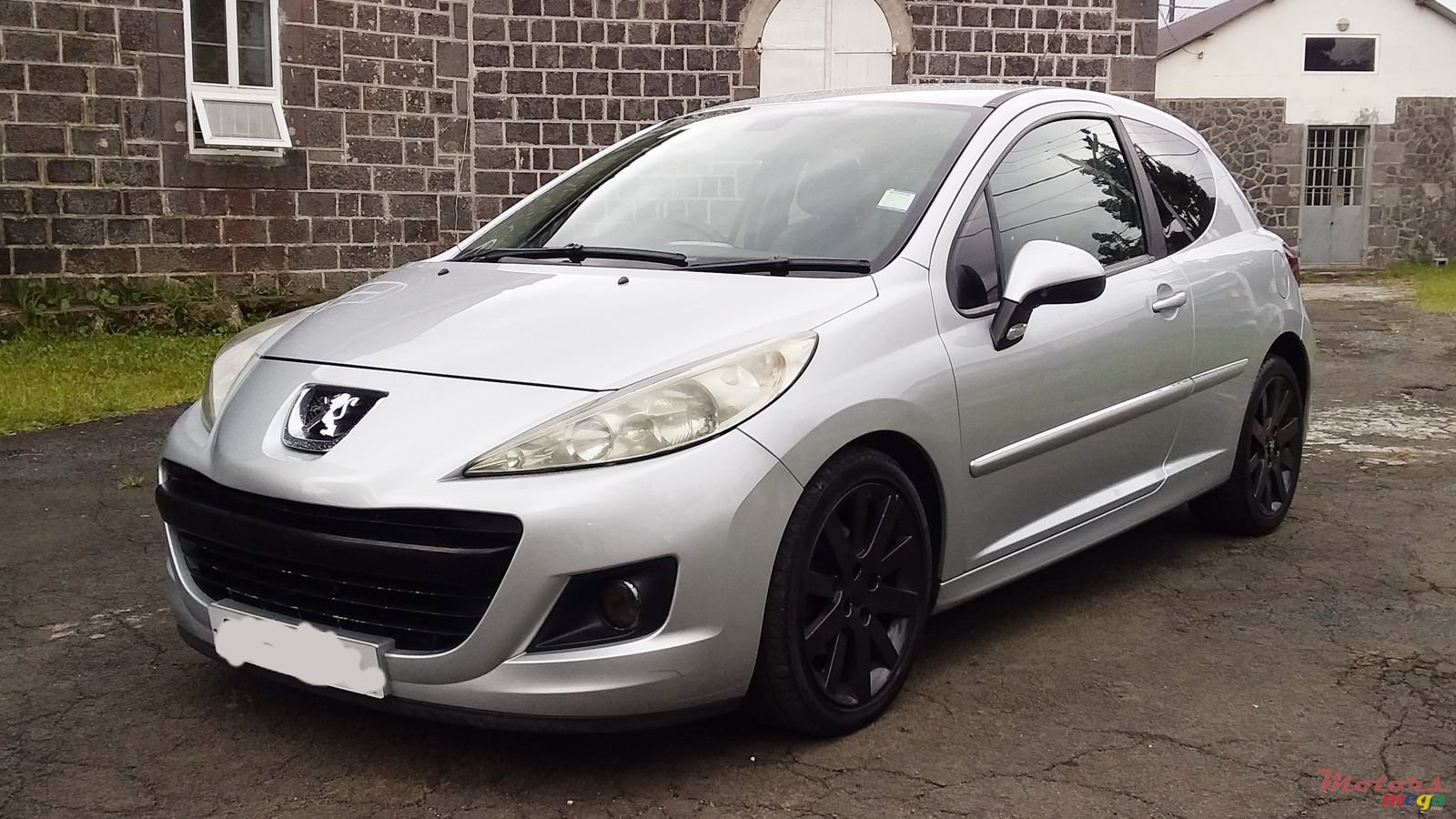 2011' Peugeot 207 GTi photo #2