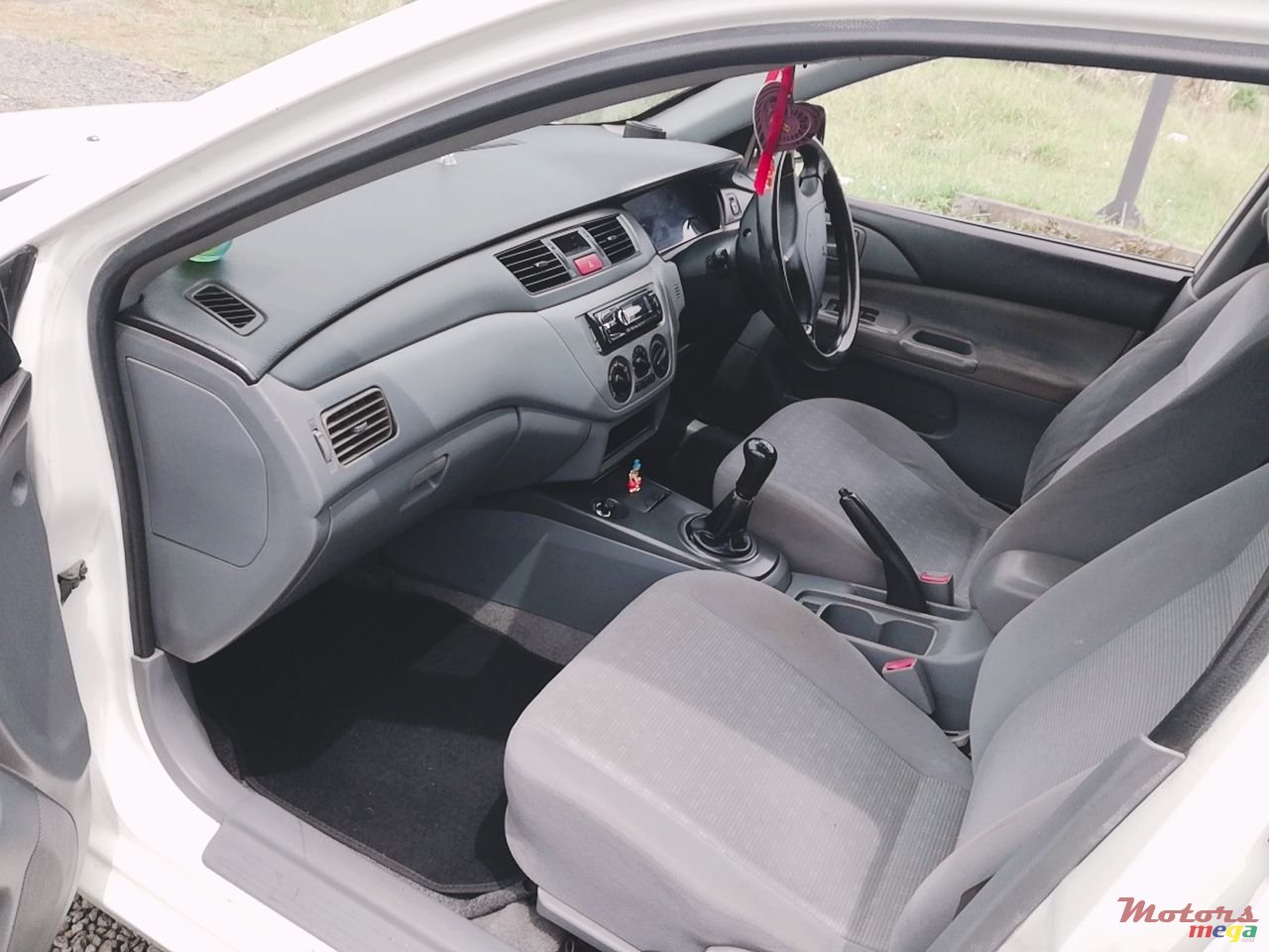 2004' Mitsubishi Lancer photo #5