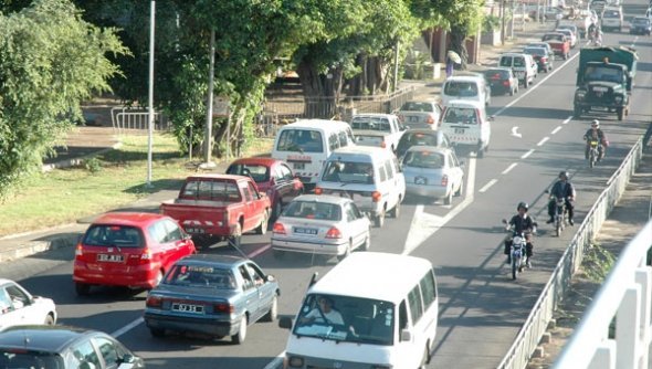 Saturation du réseau routier : le parc automobile mauricien frôle les 756 000 véhicules