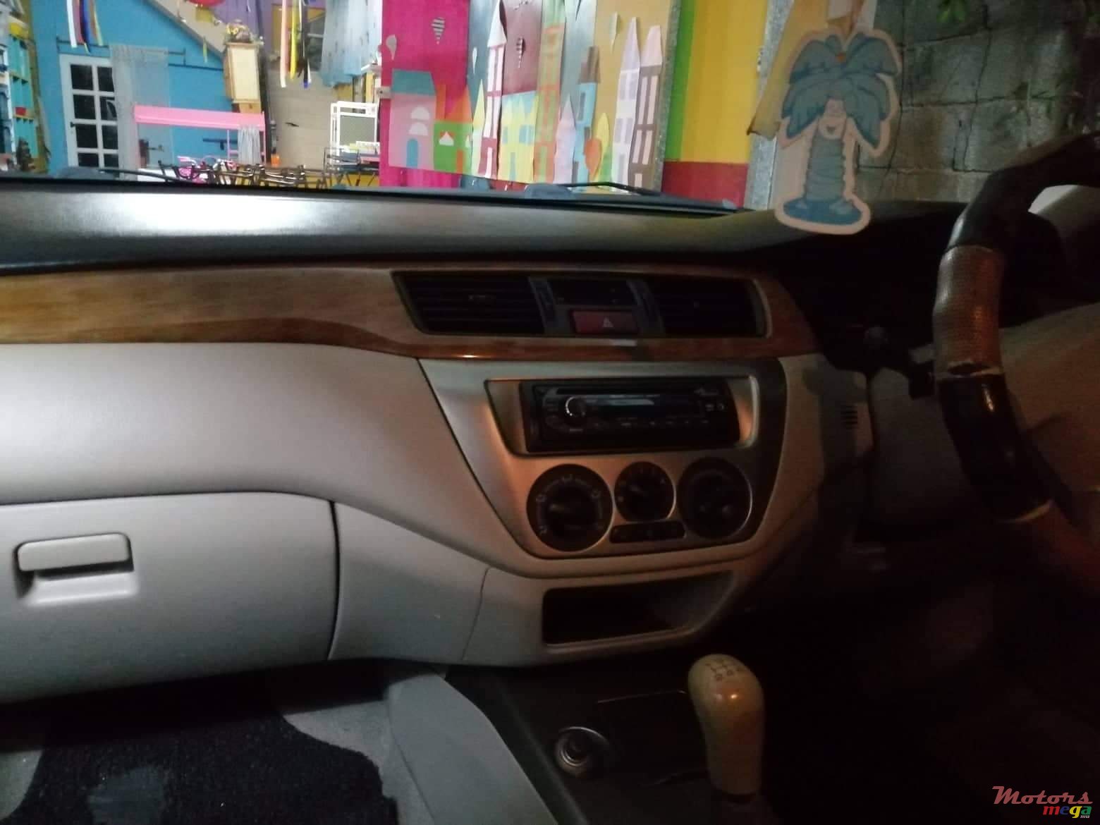 2004' Mitsubishi Lancer photo #2