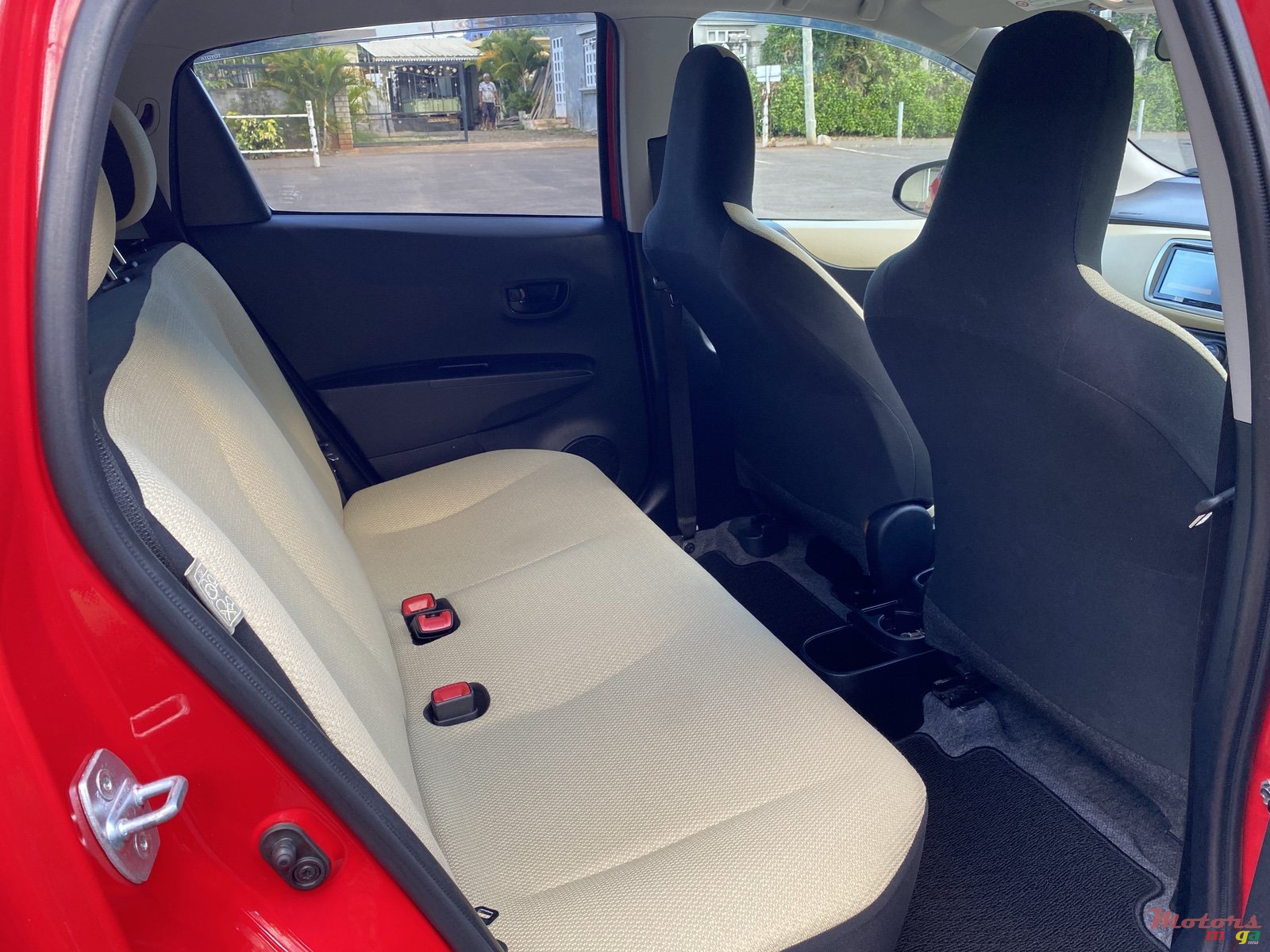 2011' Toyota Vitz photo #4