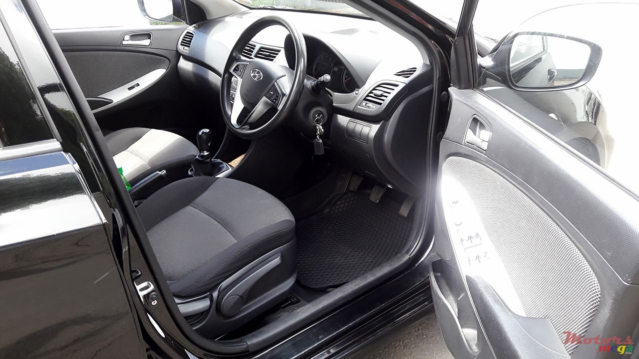 2012' Hyundai Accent photo #3