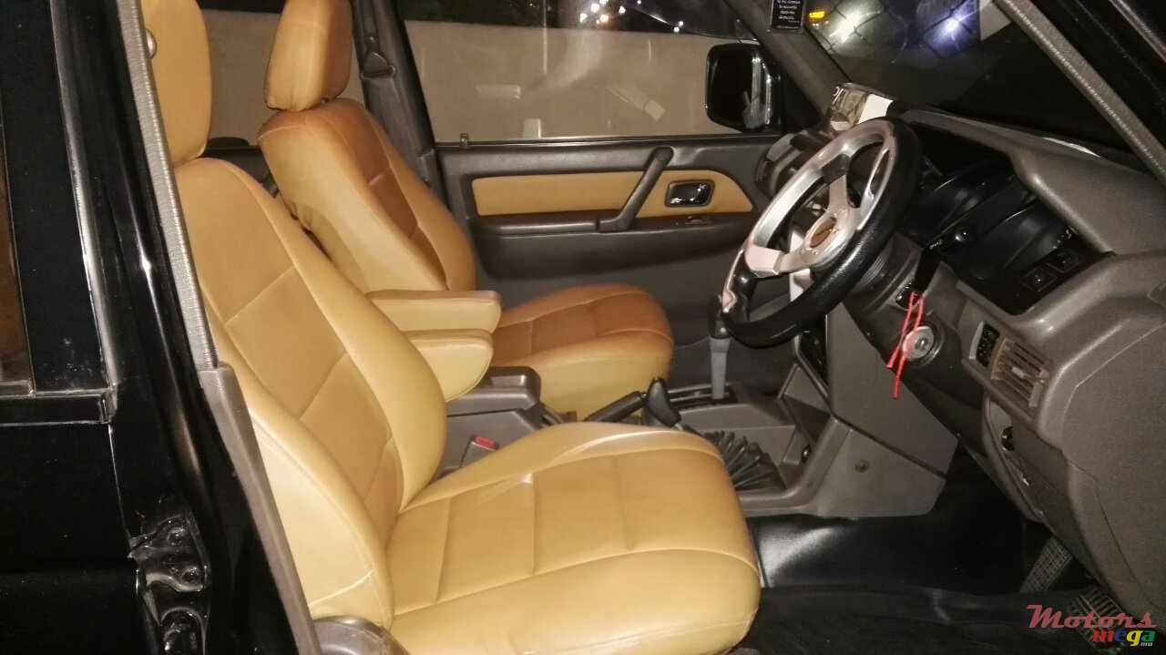 1995' Mitsubishi Pajero photo #2