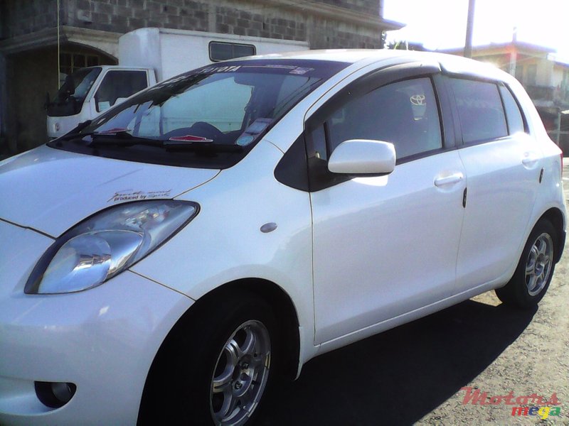 2007' Toyota Vitz photo #2