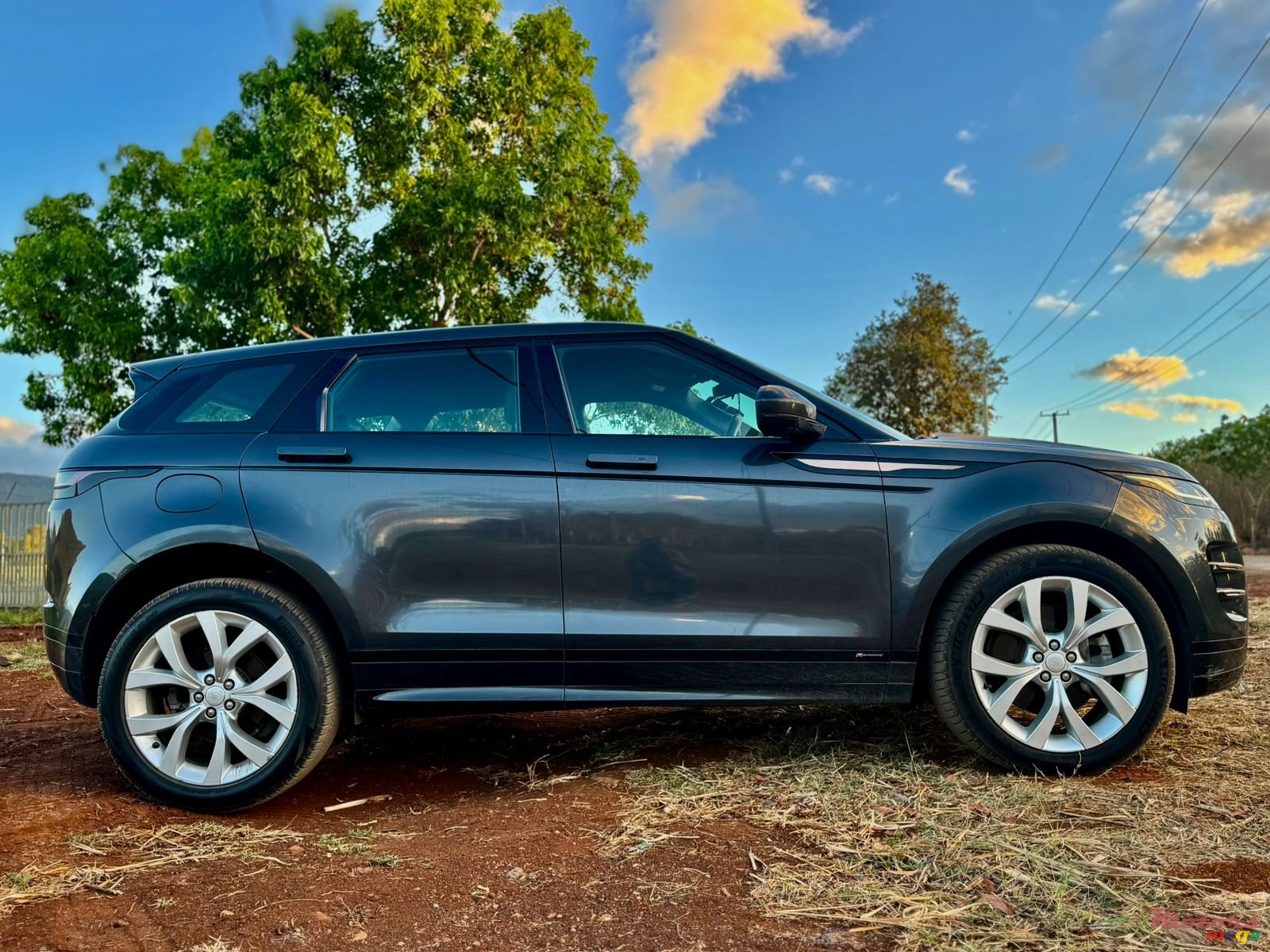 2019' Land Rover Range Rover Evoque photo #3