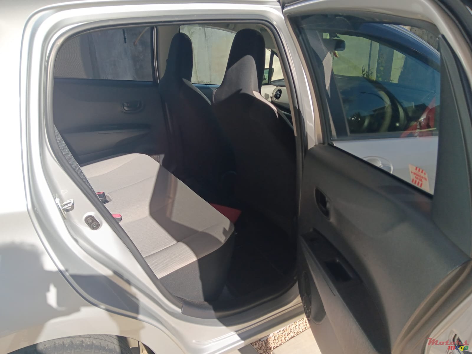 2013' Toyota Vitz photo #5