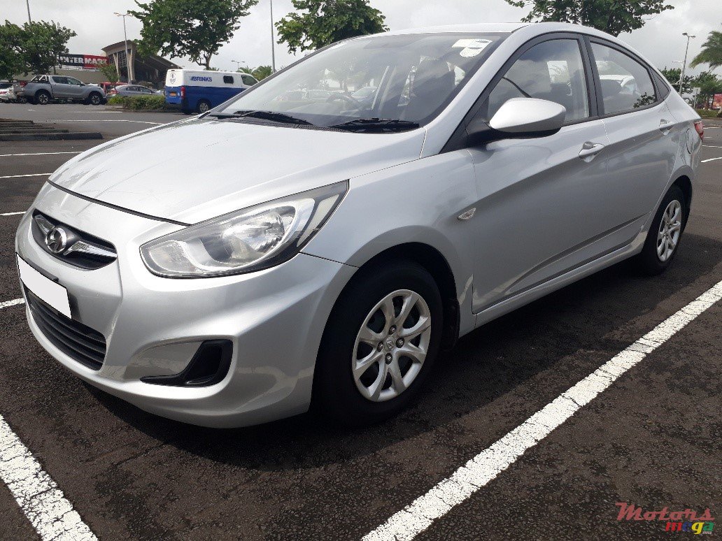 2011' Hyundai Accent photo #2