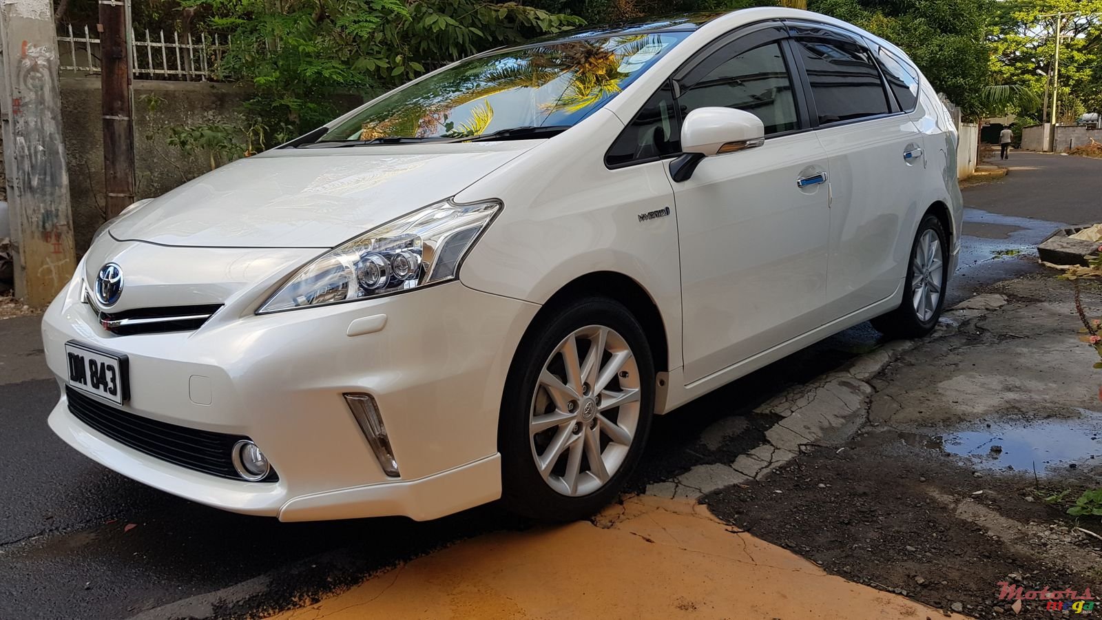 2013' Toyota Prius v photo #3