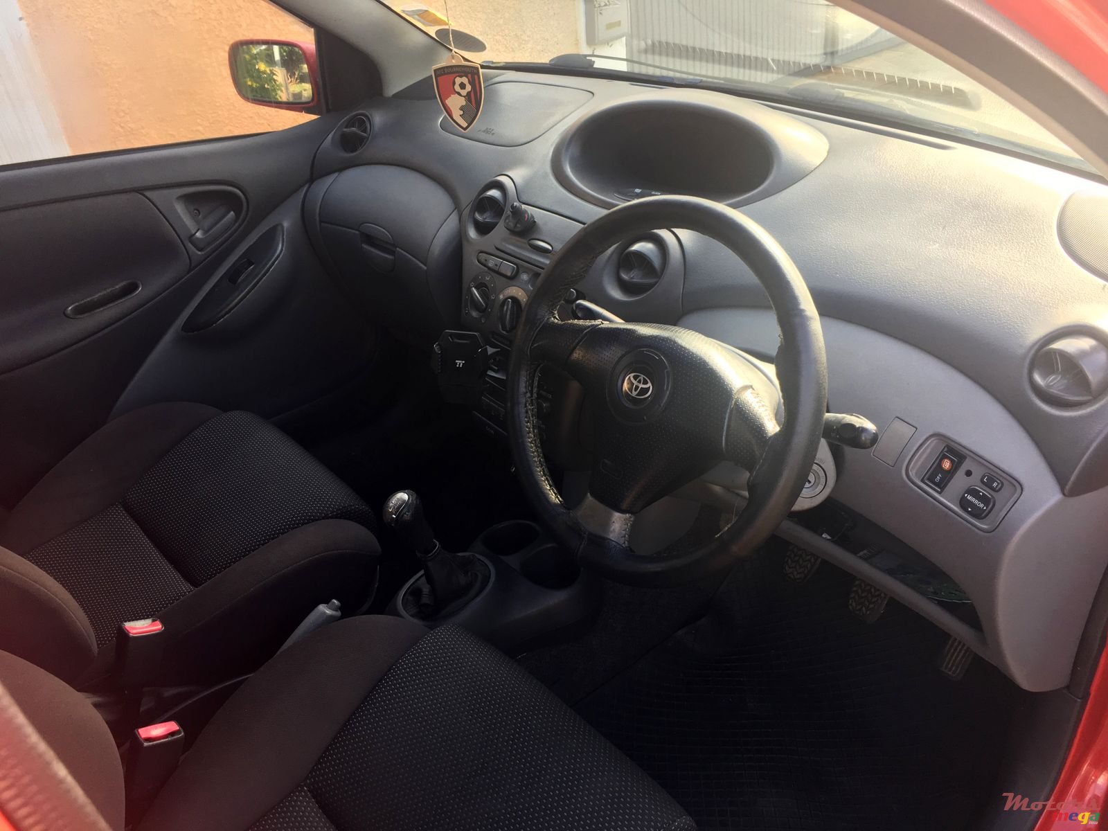 2001' Toyota Vitz photo #4