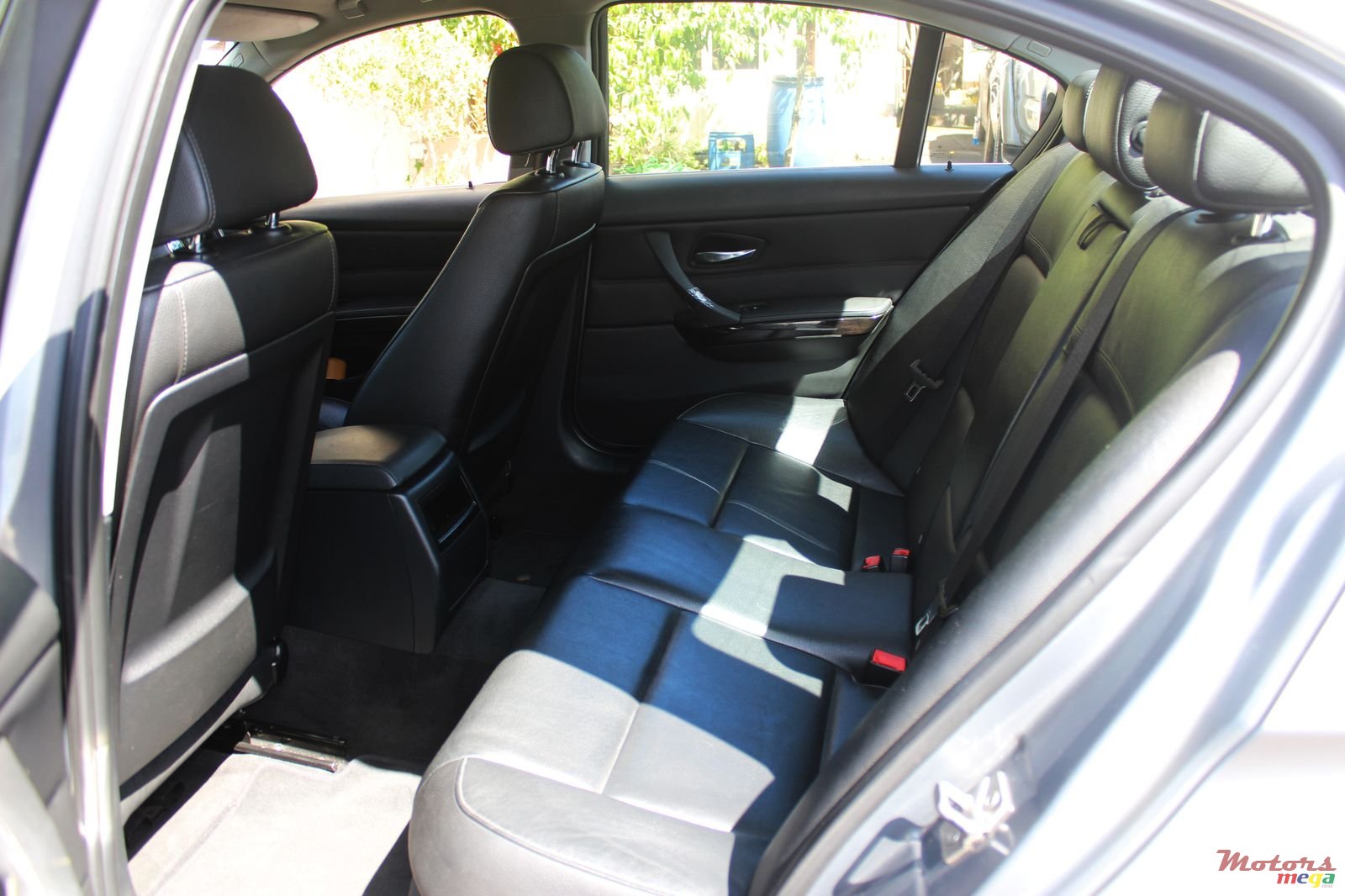 2011' BMW 320 photo #2