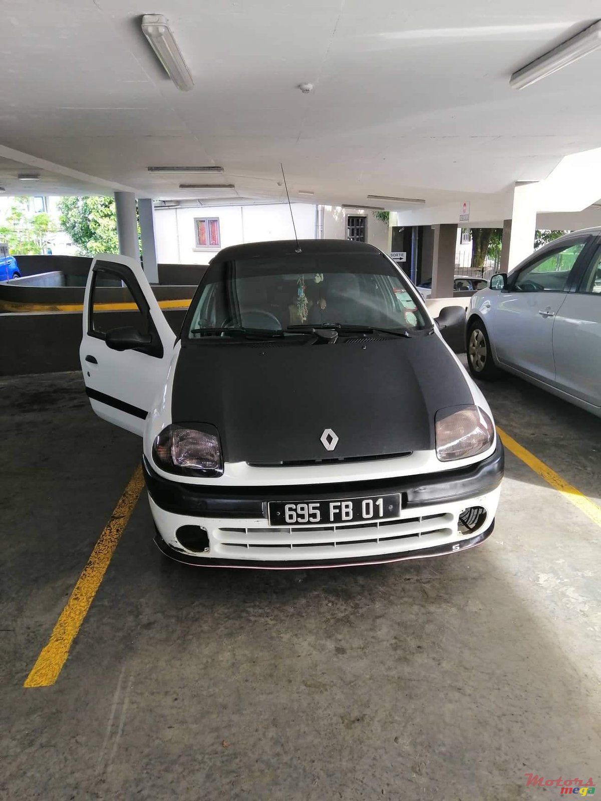 2001' Renault Clio photo #1