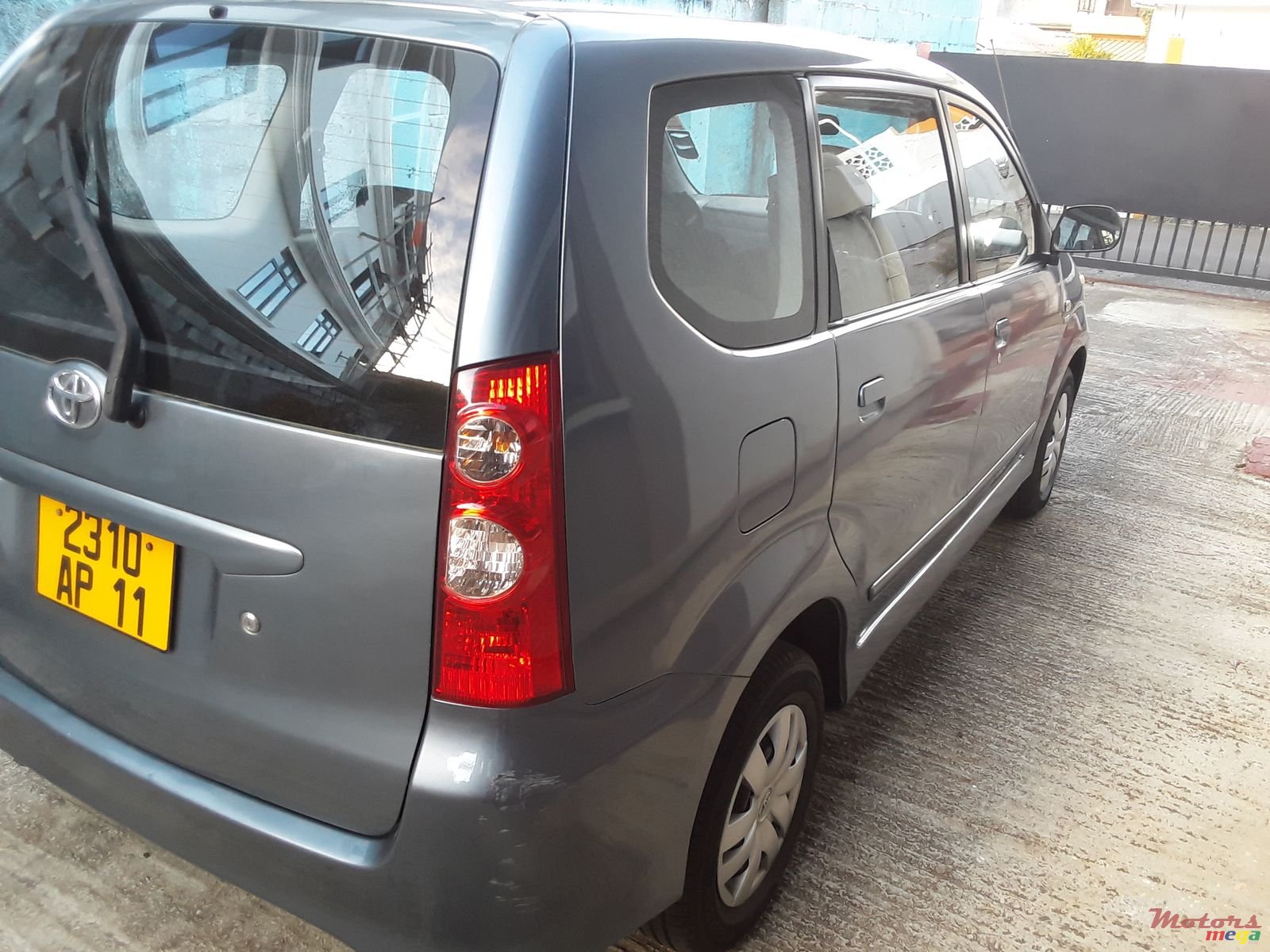 2011' Toyota Avanza photo #2