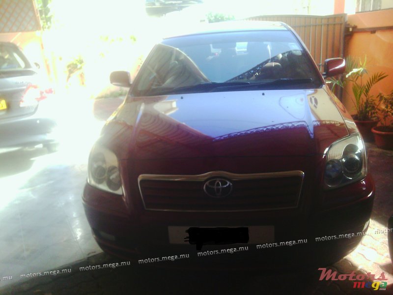2004' Toyota Avensis photo #2