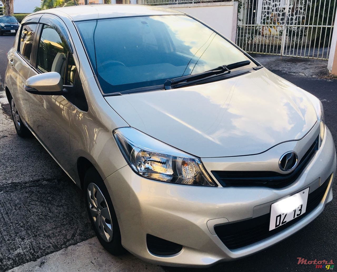 2013' Toyota Vitz full option photo #4