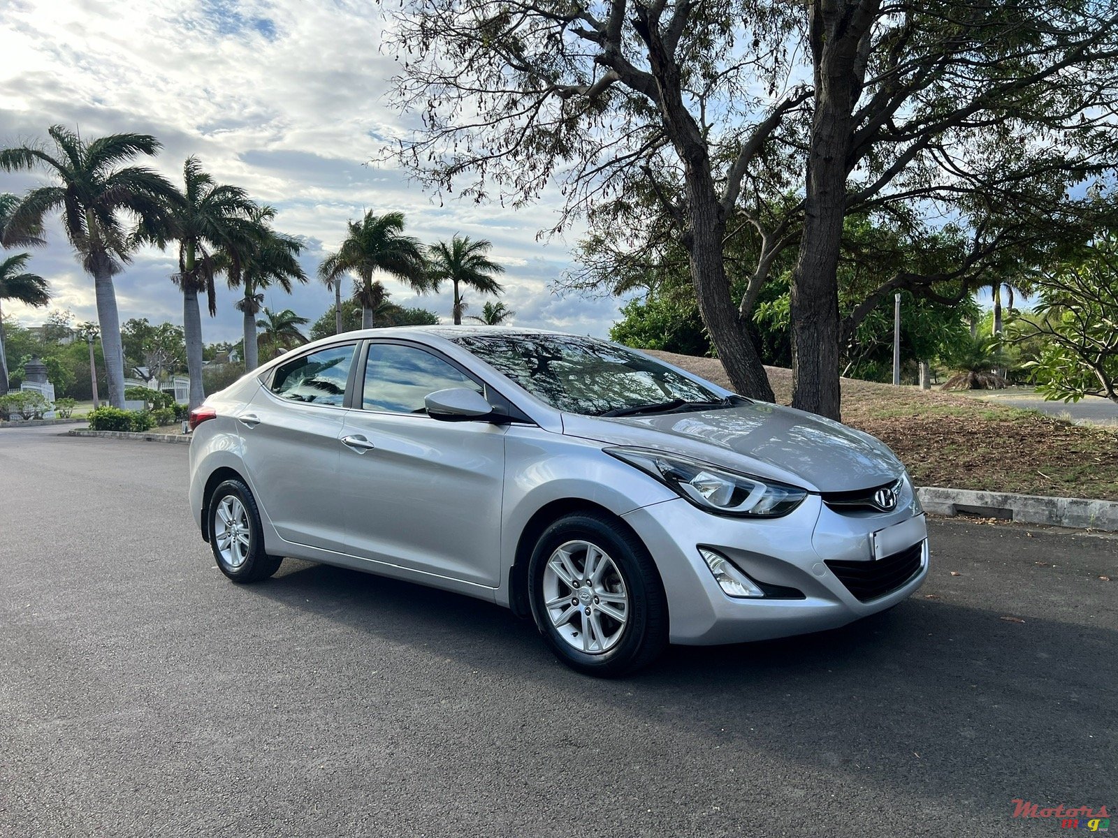 2015' Hyundai Elantra photo #2