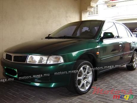 2001' Mitsubishi Lancer photo #1