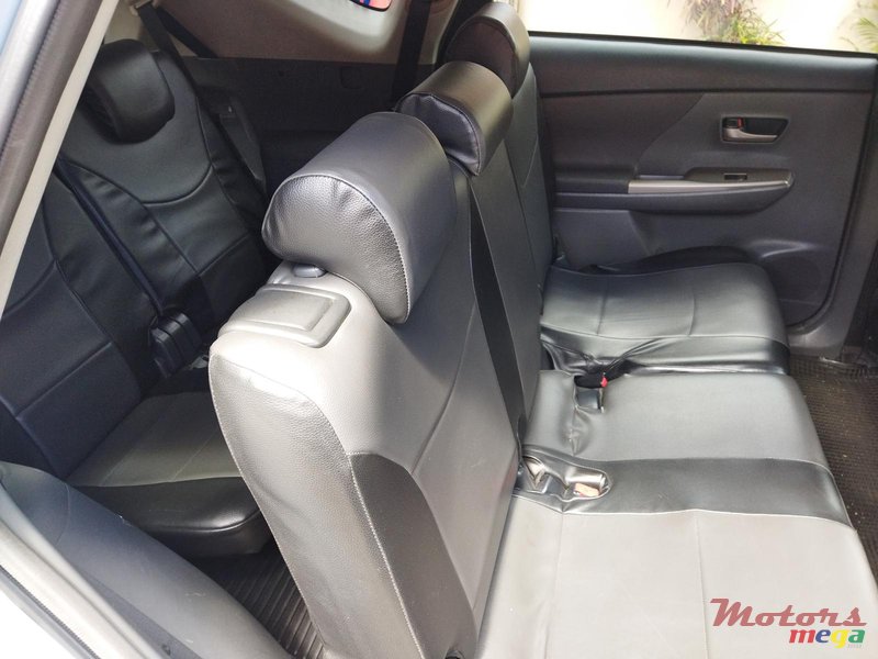 2014' Toyota Prius Hybride 7 seater photo #3