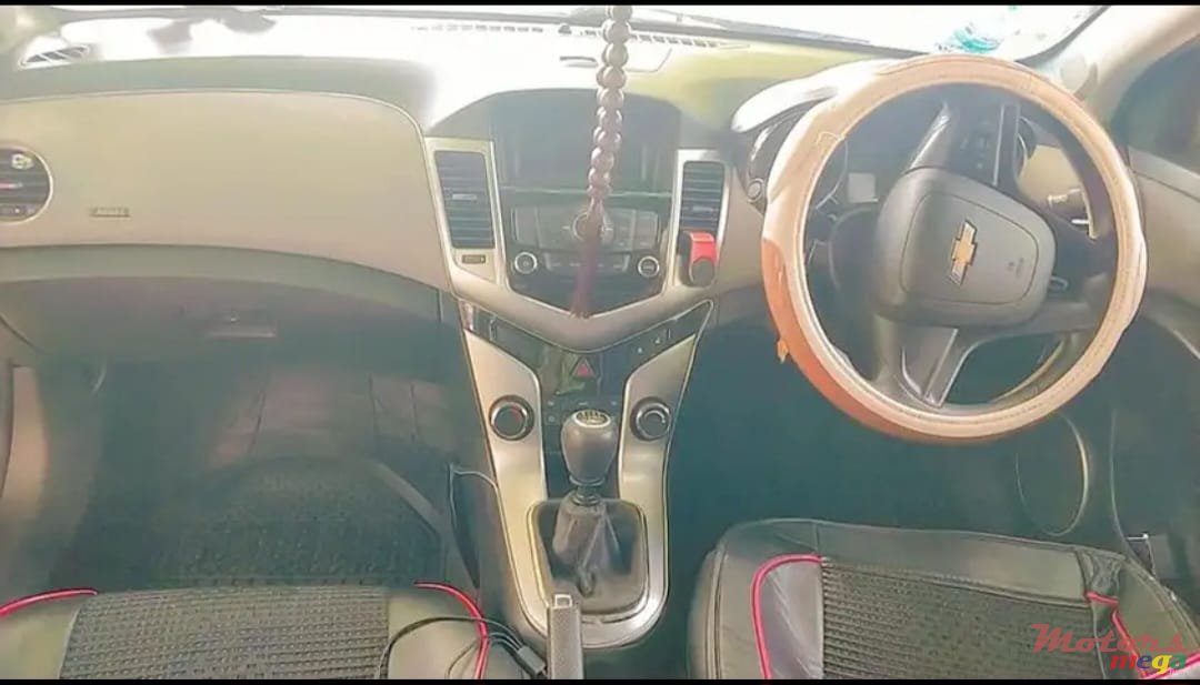 2011' Chevrolet Cruze photo #6