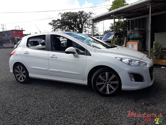 2012' Peugeot 308 photo #2