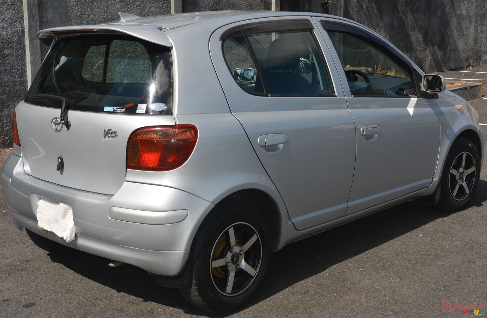 2002' Toyota Vitz photo #2