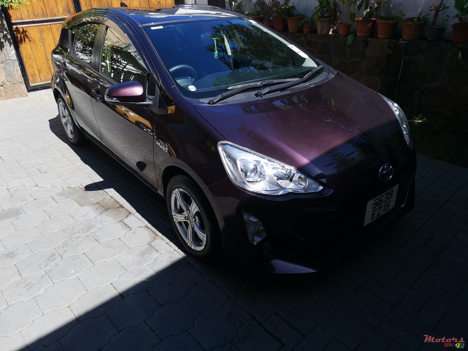 2015' Toyota Aqua photo #2