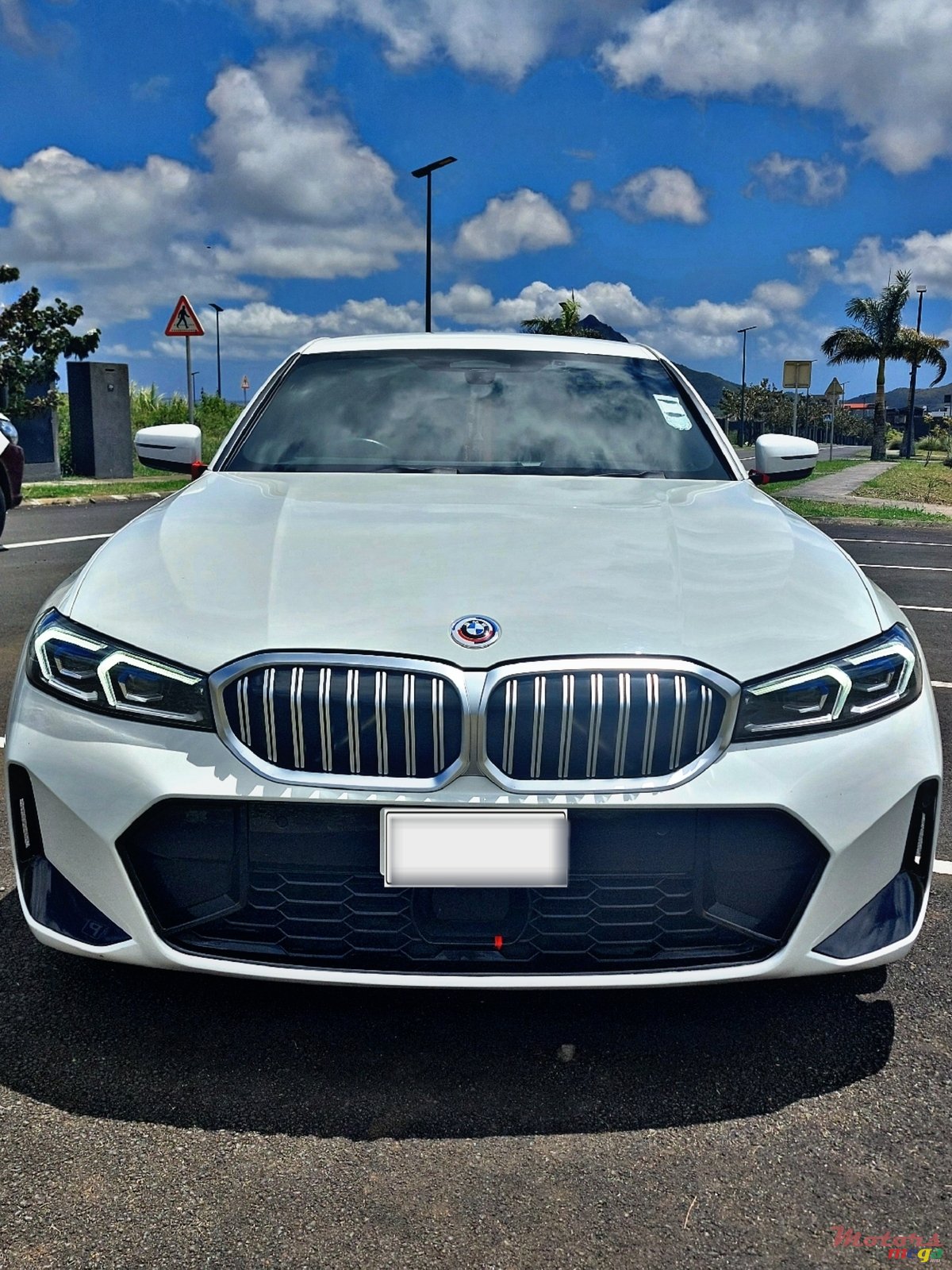 2022' BMW 3 Series Sedan photo #1
