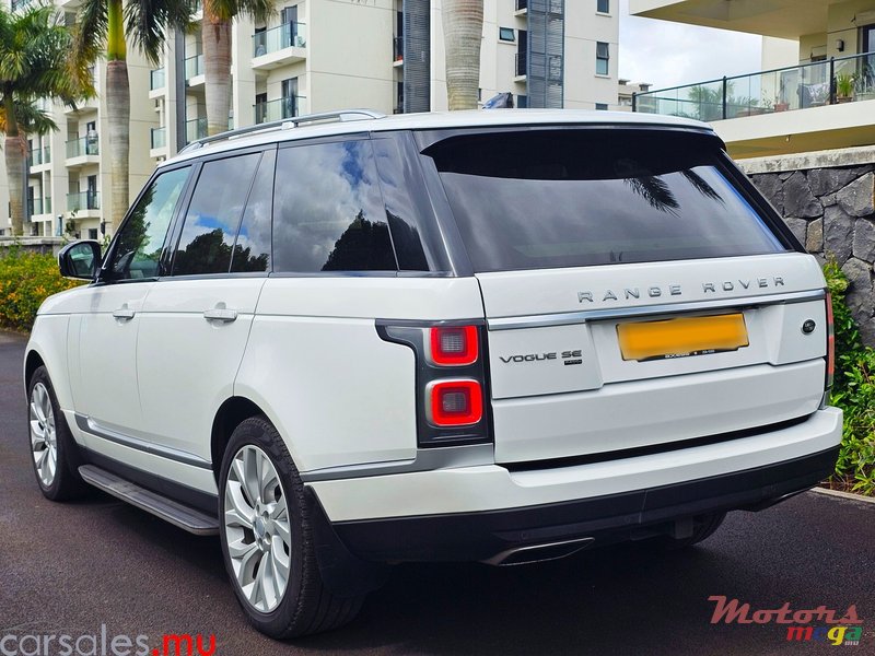 2020' Land Rover Range Rover Vogue SE P400e 2.0 Hybrid photo #2