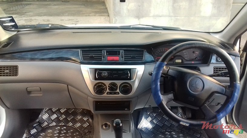 2005' Mitsubishi Lancer photo #3