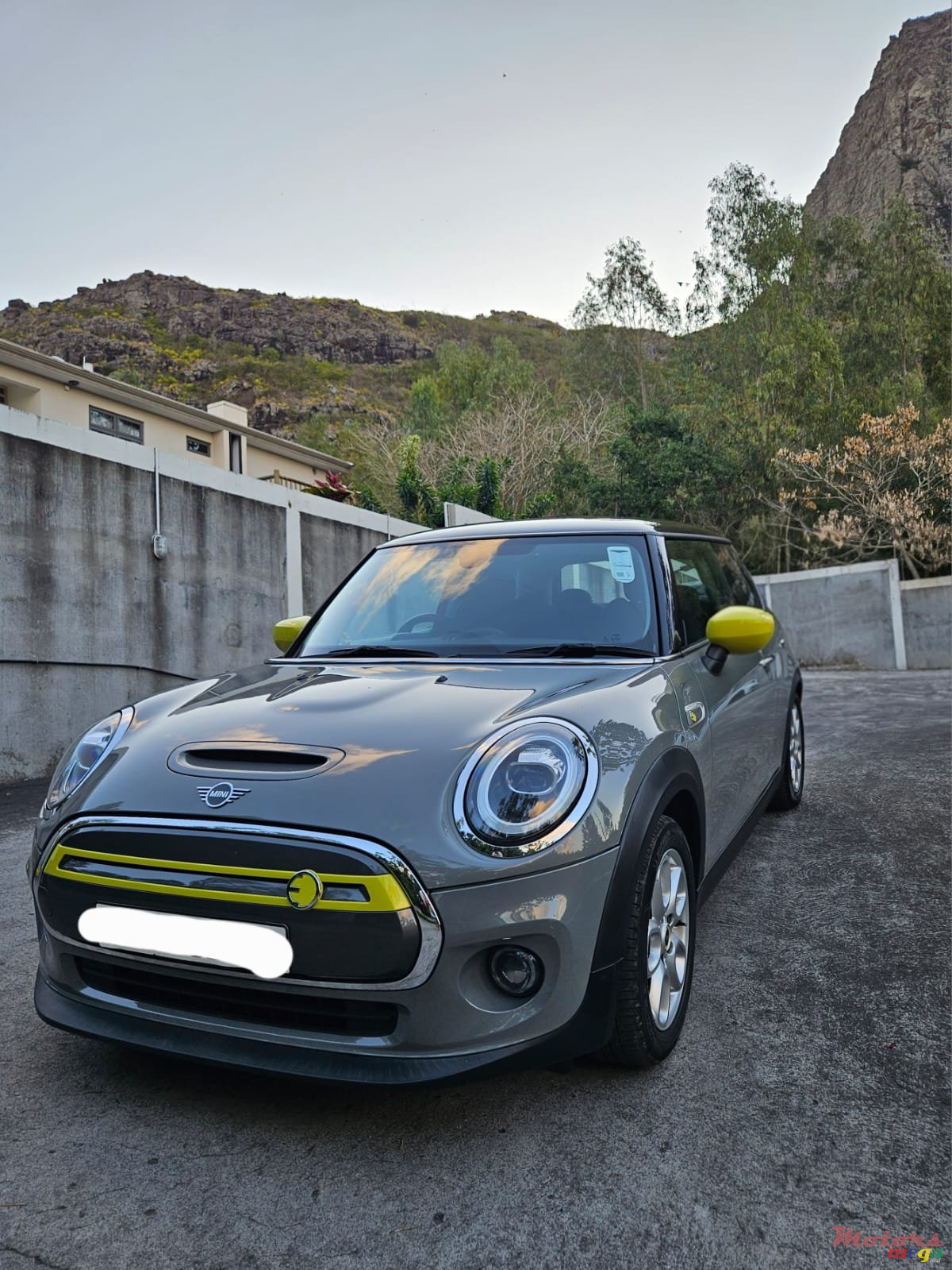 2020' MINI Cooper SE photo #1