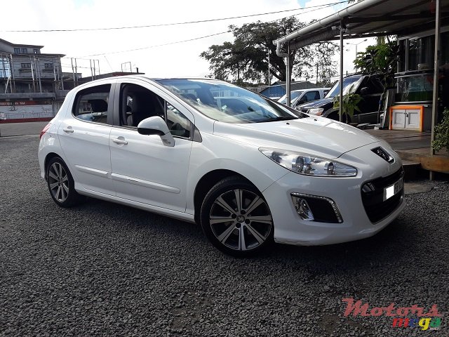 2012' Peugeot 308 photo #1