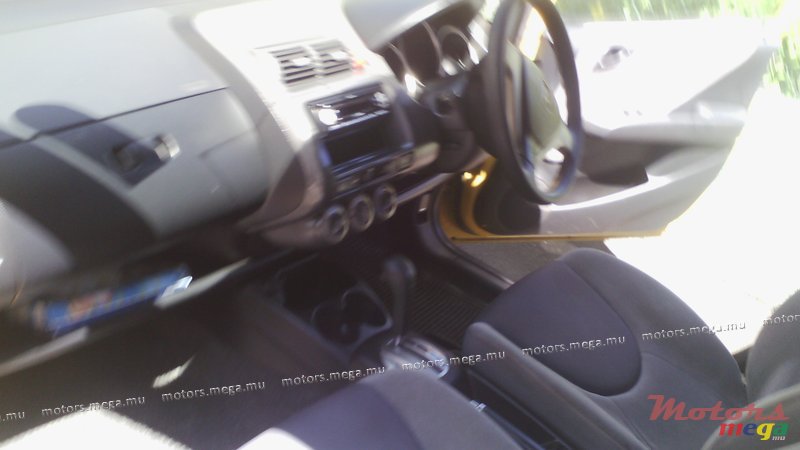 2004' Honda FIT photo #2