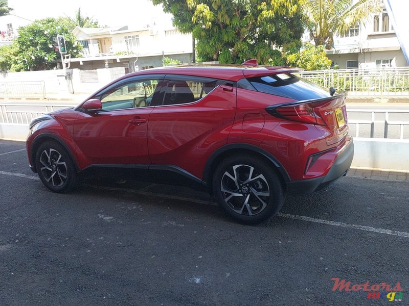 2020' Toyota C-HR photo #2