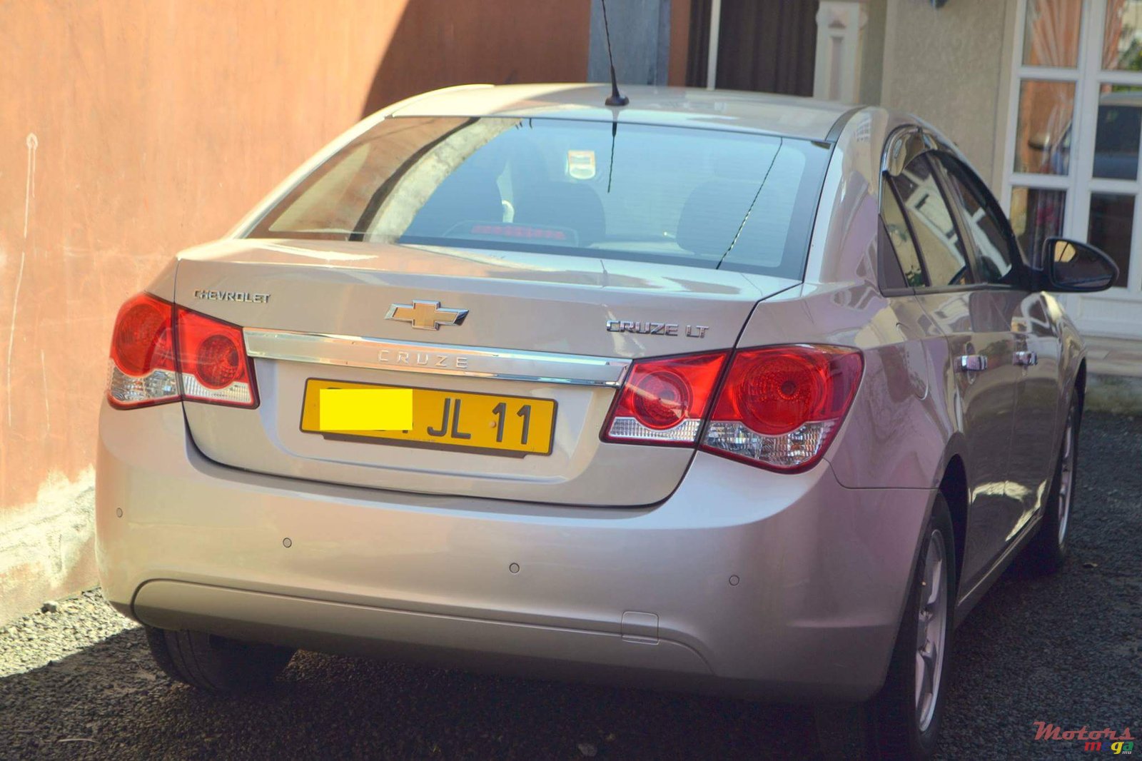 2011' Chevrolet Cruze LT photo #3