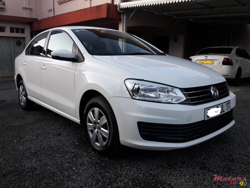 2017' Volkswagen Polo photo #2