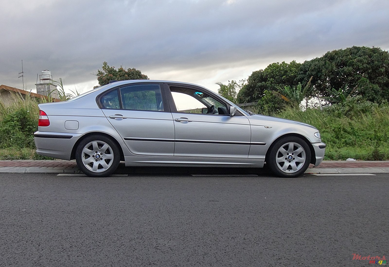 2004' BMW 3 Series 318i photo #2