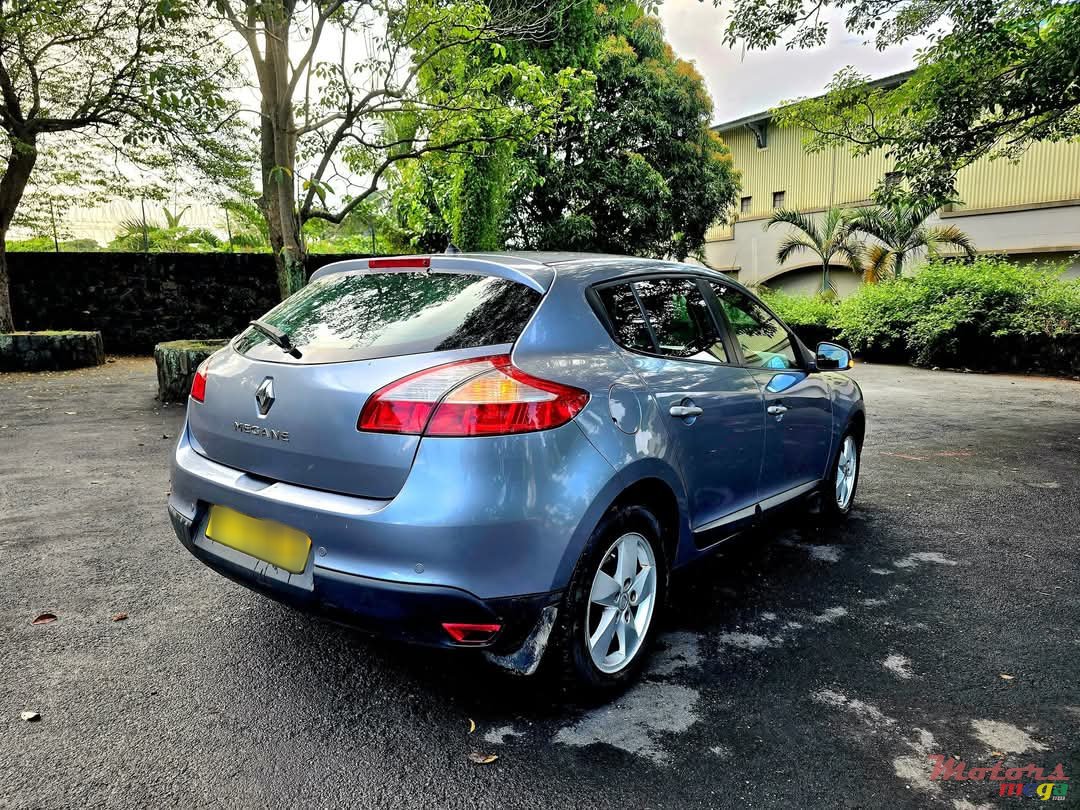 2011' Renault Megane photo #2