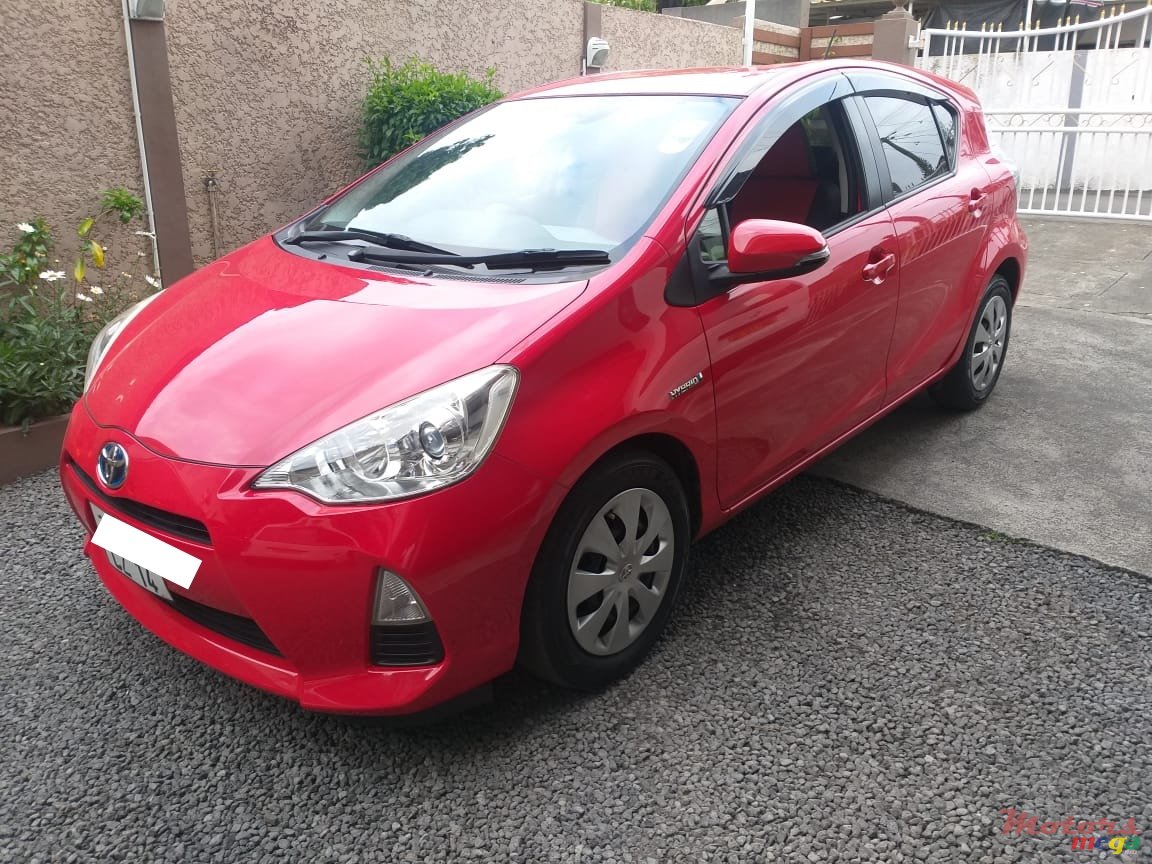 2014' Toyota Aqua Hybrid photo #1