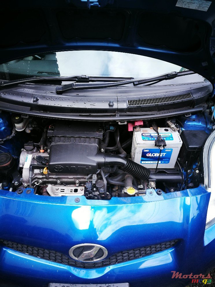 2008' Toyota Vitz photo #2