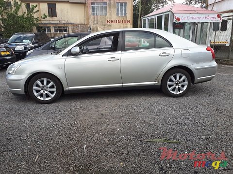 2004' Toyota Avensis photo #3