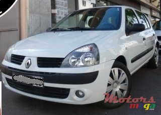 2004' Renault Clio II Phase 2 5 portes 1.2i 16V photo #1