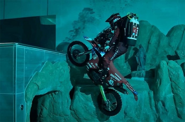 Un pilote plonge sous l'eau avec sa Honda et bat un record du monde