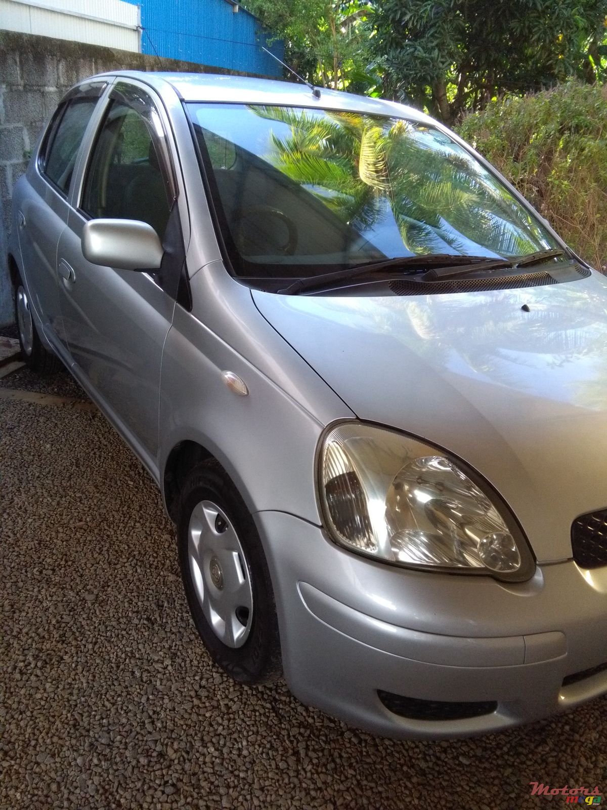 2002' Toyota Vitz photo #1