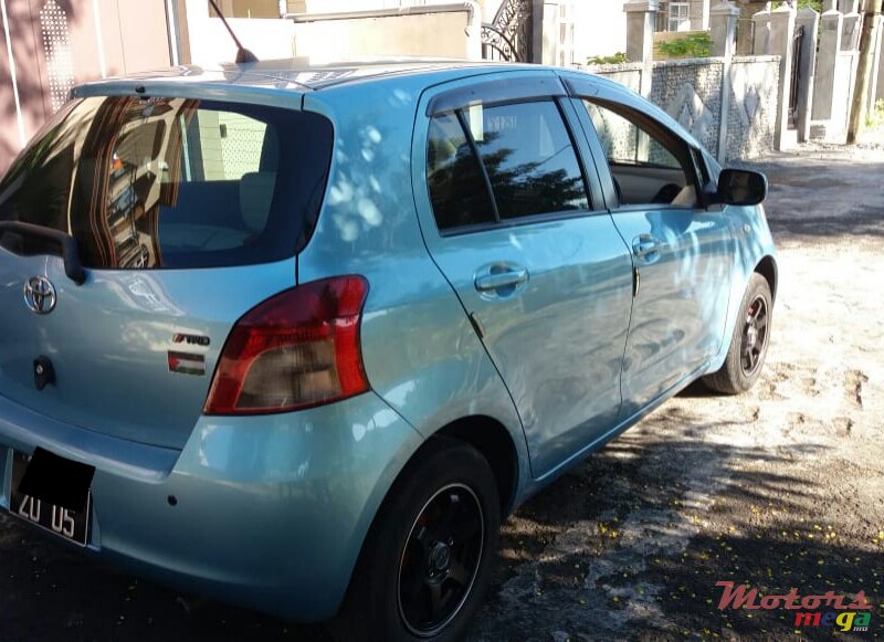 2005' Toyota Vitz photo #1