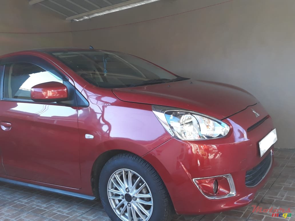 2012' Mitsubishi Mirage photo #1