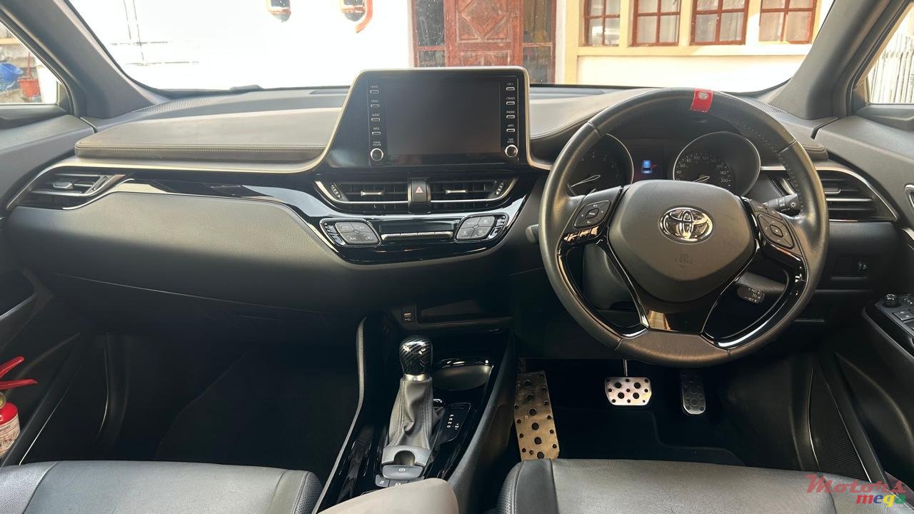 2022' Toyota C-HR photo #2