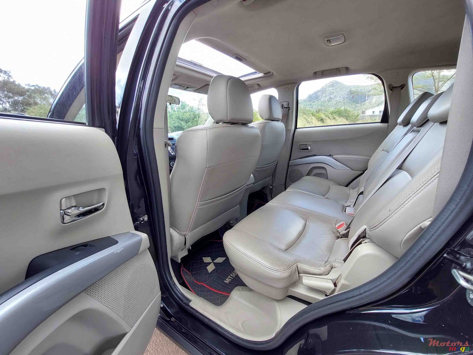 2009' Mitsubishi Outlander photo #3